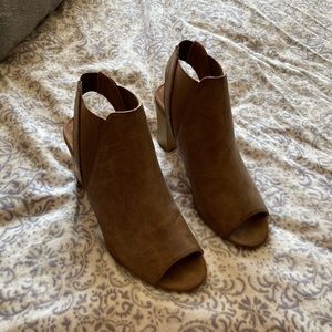 Peep Toe Heeled Sandal Size 8